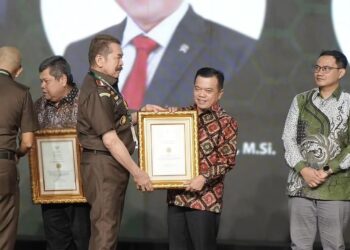 Terima Penghargaan R. Soeprapto Award Tahun 2024, Gubernur Al Haris Ajak Seluruh Kepala Daerah Tetap Solid dan Berkontribusi untuk Kejaksaan