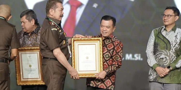 Terima Penghargaan R. Soeprapto Award Tahun 2024, Gubernur Al Haris Ajak Seluruh Kepala Daerah Tetap Solid dan Berkontribusi untuk Kejaksaan
