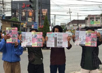 Tolak Pelanggar HAM dan Dinasti Berkuasa, Mahasiswa Se Indonesia Bagikan Poster dan Selebaran Guna Mengedukasi Masyarakat