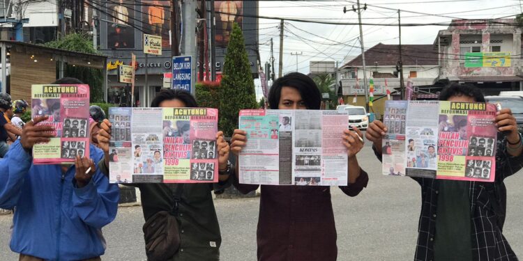 Tolak Pelanggar HAM dan Dinasti Berkuasa, Mahasiswa Se Indonesia Bagikan Poster dan Selebaran Guna Mengedukasi Masyarakat
