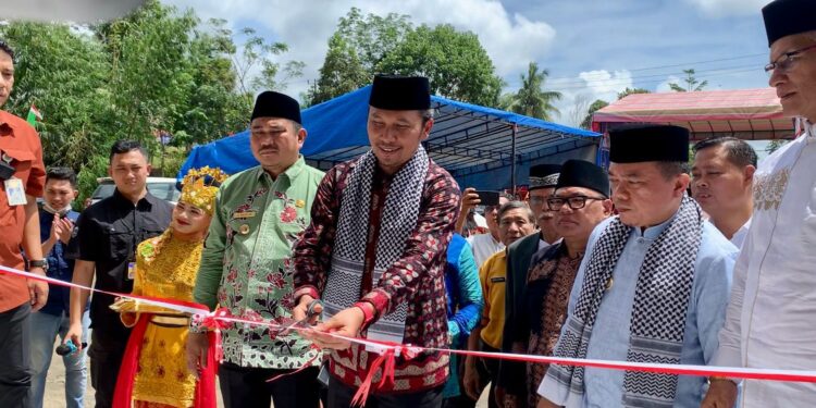 Ketua DPRD Jambi Potong Pita Peresmian Masjid Raya di Dusun Rantau Keloyang