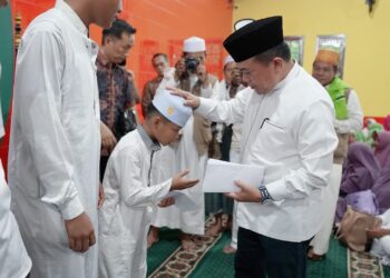 Hadiri Isra’ Mi’raj Di Masjid Cheng Hoo, Gubernur Al Haris Beri Bantuan Kepada Anak Yatim dan Kaum Dhuafa