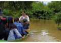 Tinjau Banjir di Sijenjang dan Seberang Kota Jambi, Gubernur Al Haris Gunakan Perahu untuk Antar Bantuan Kerumah Warga