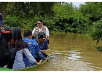 Tinjau Banjir di Sijenjang dan Seberang Kota Jambi, Gubernur Al Haris Gunakan Perahu untuk Antar Bantuan Kerumah Warga