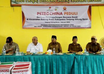 Bupati Tanjabbar Terima dan Salurkan Bantuan Bencana dari PetroChina