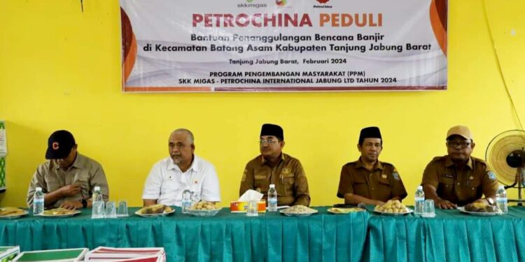 Bupati Tanjabbar Terima dan Salurkan Bantuan Bencana dari PetroChina