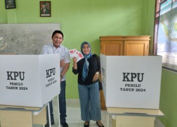 Mencoblos di TPS 04 Desa Dusun Mudo, Wabup Disambut Hangat Forkopicam dan Petugas KPPS