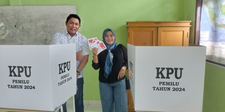 Mencoblos di TPS 04 Desa Dusun Mudo, Wabup Disambut Hangat Forkopicam dan Petugas KPPS