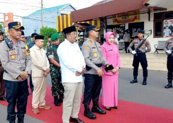 H. Abdullah Hadiri Acara Firewell Parade Polres Sambut Kapolres Baru Tanjab Barat