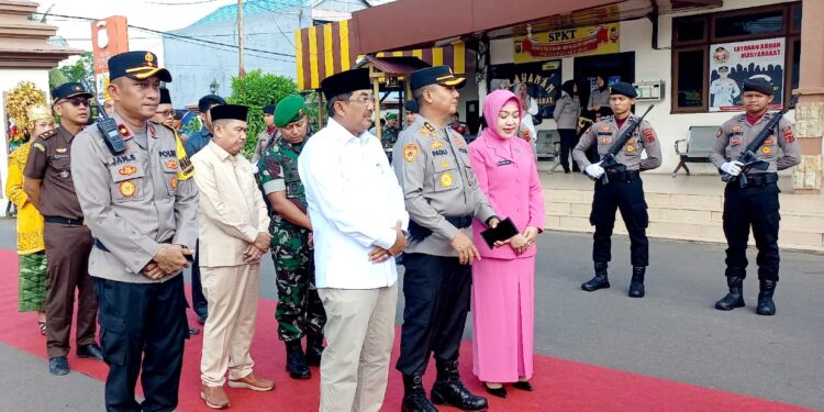 H. Abdullah Hadiri Acara Firewell Parade Polres Sambut Kapolres Baru Tanjab Barat