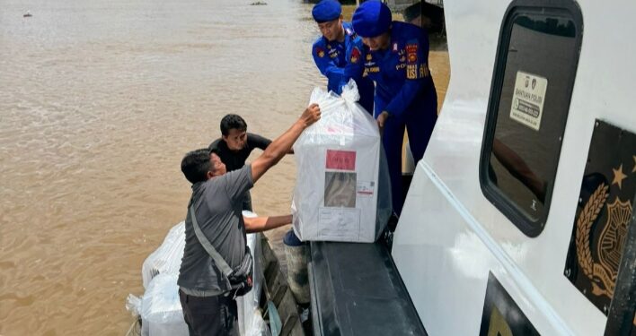 Banjir Tak Kunjung Surut, Polairud Polda Jambi Turun Bantu Kelancaran Pemilu 2024
