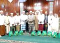 Anwar Sadat Serahkan Bantuan ke Masjid Baitul Makmur Saat Safari Subuh