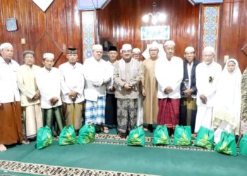 Anwar Sadat Serahkan Bantuan ke Masjid Baitul Makmur Saat Safari Subuh