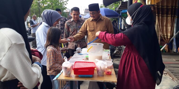 Hari Pertama Puasa, Bupati Tanjabbar Jajan Takjil di Pasar Beduk