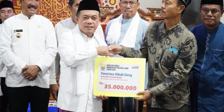 Safari Ramadhan Pertama di Kerinci, Gubernur Al Haris Serahkan Bantuan CSR
