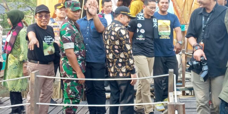 Apresiasi Ekowisata Mangrove Pakal Babu, Menparekraf Pinta Perhatiankan Reboisasi 