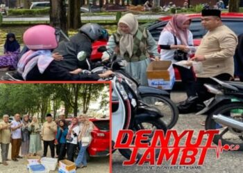 Ramadhan Berkah, Sekretariar DPRD Merangin Bagi-bagi Takjil ke Pengguna Jalan