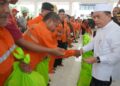 Gubernur Al Haris Berikan Bantuan Sembako Bagi Petugas Kebersihan Kota Jambi