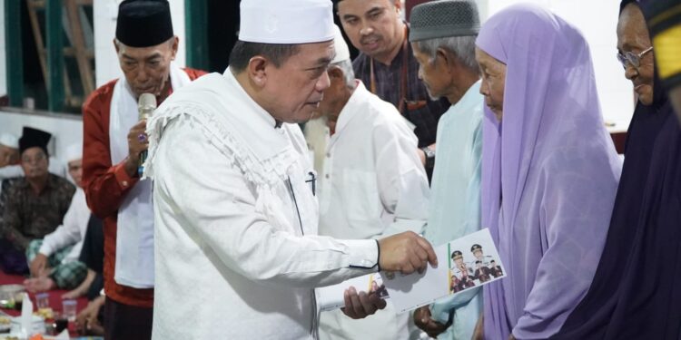 Malam Ke-12 Ramadhan, Gubernur Al Haris Tarawih di Desa Malapari
