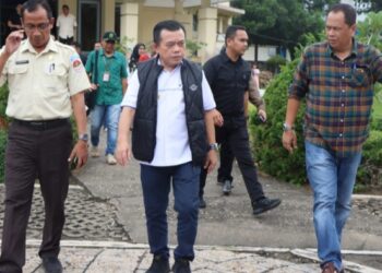 Didampingi Kadisdik Syamsurizal: Gubernur Al Haris Lihat Langsung Proses PPDB SMAN Titian Teras