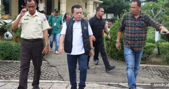 Didampingi Kadisdik Syamsurizal: Gubernur Al Haris Lihat Langsung Proses PPDB SMAN Titian Teras