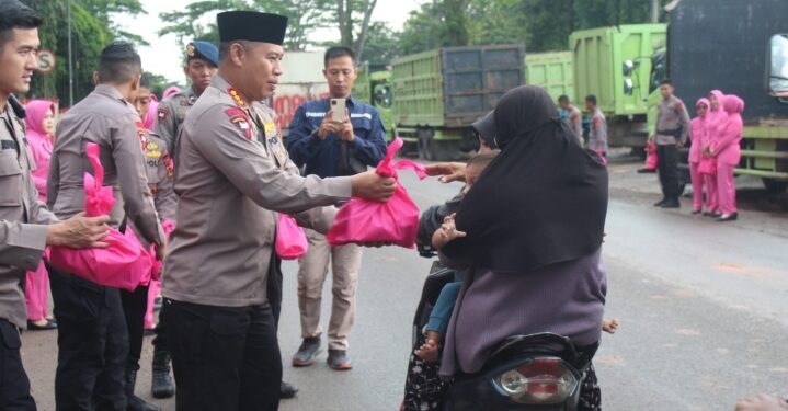Turun ke Jalan, Dansat Brimob Polda Jambi bersama Bhayangkari Bagikan Takjil ke Warga Jelang Buka Puasa