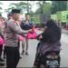 Turun ke Jalan, Dansat Brimob Polda Jambi bersama Bhayangkari Bagikan Takjil ke Warga Jelang Buka Puasa