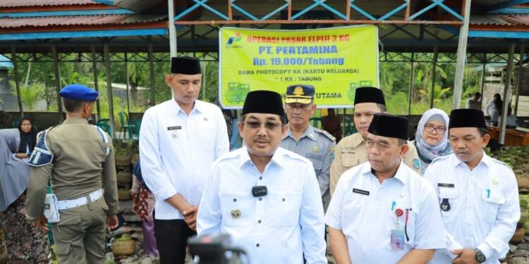 Pastikan Distribusi Tepat Sasaran, Bupati Tanjabbar Tinjau Oprasi Pasar Gas Melon Di Betara Kanan