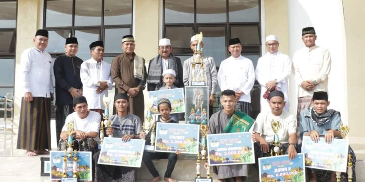 Usai Sholat IdulFitri, Bupati Anwar Sadat Serahkan Hadiah Festival Arakan Sahur