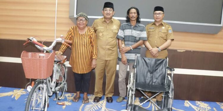 Anwar Sadat Berikan Sepeda Baru dan Kursi Roda untuk Pedagang Kecil dan Penyandang Disabilitas