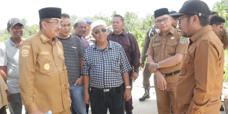 Bupati Tanjabbar Tinjau TPU Desa Sialang