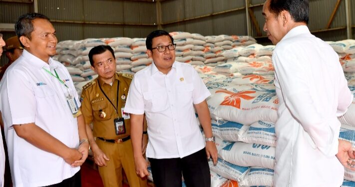 Kunjungi Gudang Bulog Pematang Kandis, Presiden Tinjau Stok Beras dan Serahkan Bantuan Pangan