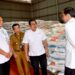 Kunjungi Gudang Bulog Pematang Kandis, Presiden Tinjau Stok Beras dan Serahkan Bantuan Pangan