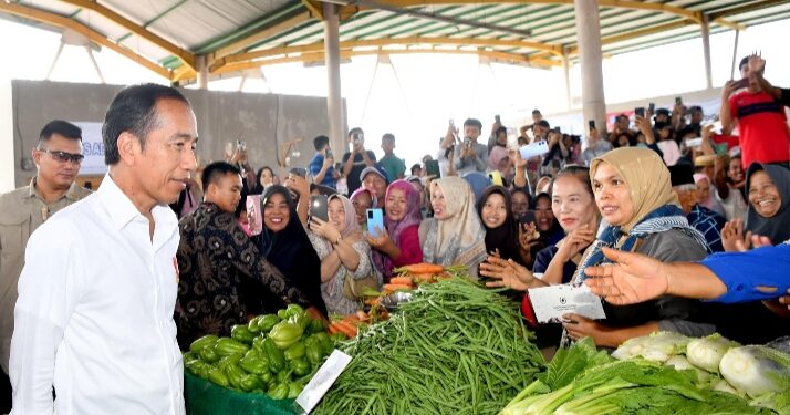 Jelang Lebaran, Presiden Jokowi Pantau Stok dan Harga Bahan Pokok di Pasar Rakyat Merangin