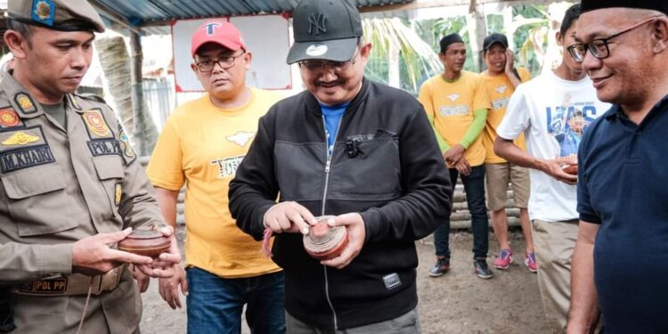 Anwar Sadat Buka Turnamen Gasing Undi Tabung di Seberang Kota