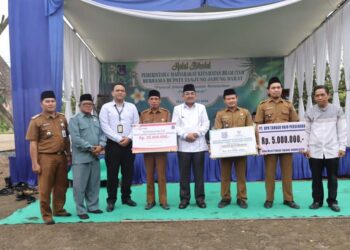 Kunjungi Bram Itam, Anwar Sadat Salurkan Bantuan Dana CSR