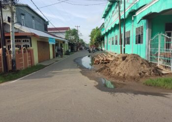 Warga Jalan Bhayangkara Keluhkan Material Bangunan di Pinggir 