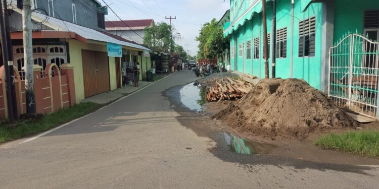 Warga Jalan Bhayangkara Keluhkan Material Bangunan di Pinggir 