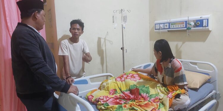 Beserta Istri Hairan Datangi Pasien di RSUD Daud Arif Kualatungkal, Keluarga Pasien Ucapka. Terimakasih