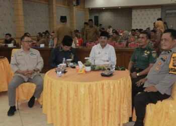 Bupati Anwar Sadat Berikan Penghargaan Kepada Pengelola PBB-P2 Terbaik