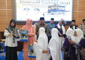 Bupati Tanjabbar Lepas 398 Jamaah Haji, Titip Doa untuk Kemajuan Kabupaten