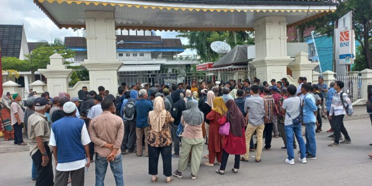 Ratusan Warga Geruduk Kantor Bupati, Tuntut Pemkab Tanjabbar Realisasikan Putusan PTUN Jambi