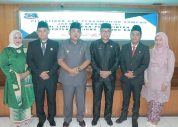 Bupati Anwar Sadat Lantik Kepala BKAD dan Kasat Pol PP