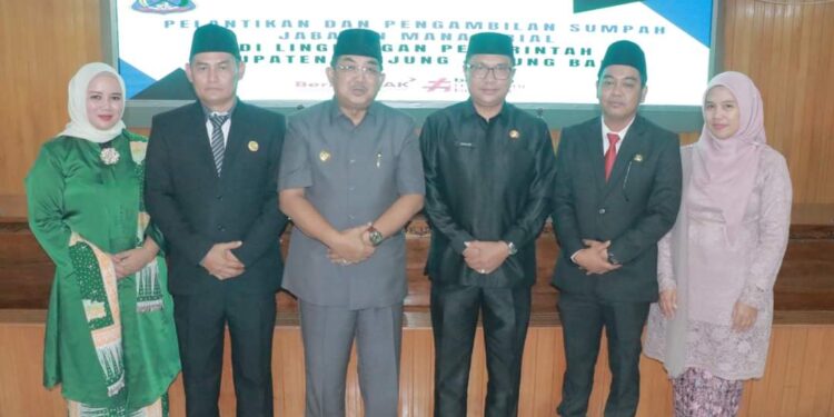 Bupati Anwar Sadat Lantik Kepala BKAD dan Kasat Pol PP