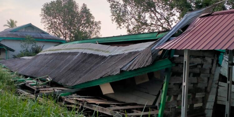 Tiga Ruang Belajar SMKN 1 Tanjab Barat Roboh Akibat Rapuh