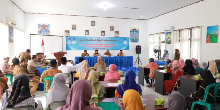 Bupati Tanjabbar Berikan Sentuhan Kasih Pada 139 Penerima Manfaat