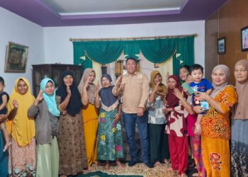 Pulang ke Senyerang, H. Hairan Diserbu Emak-Emak