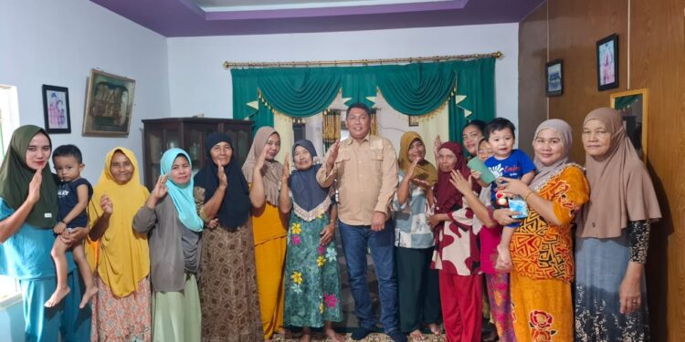 Pulang ke Senyerang, H. Hairan Diserbu Emak-Emak