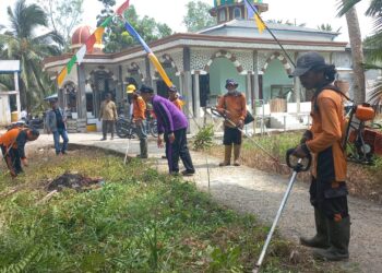 Desa Mekar Tanjung Bersama DLH Gelar Jumat Bersih, Goro Bersih-Bersih Kampung 