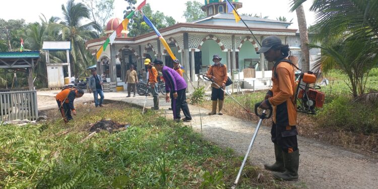 Desa Mekar Tanjung Bersama DLH Gelar Jumat Bersih, Goro Bersih-Bersih Kampung 